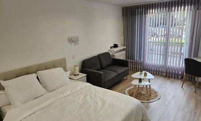 Le Kremlin-Bicetre Apartment | Modern Studio Retreat with Pet-Friendly Amenities