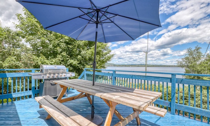 Saint-Gabriel-de-Brandon Ski Chalet | Charming chalet with access and view of the lake!