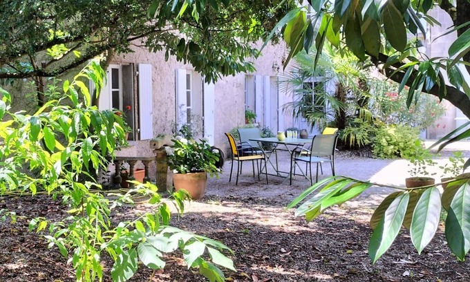 Chateauneuf-sur-Charente Cottage | Cozy Gite in Châteauneuf-sur-Charente with Spa & Breakfast
