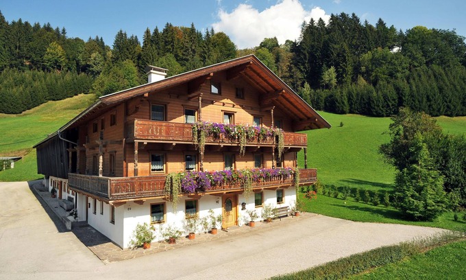 Itter Apartment | Charming Farm Stay Near Ski Bus (500m)