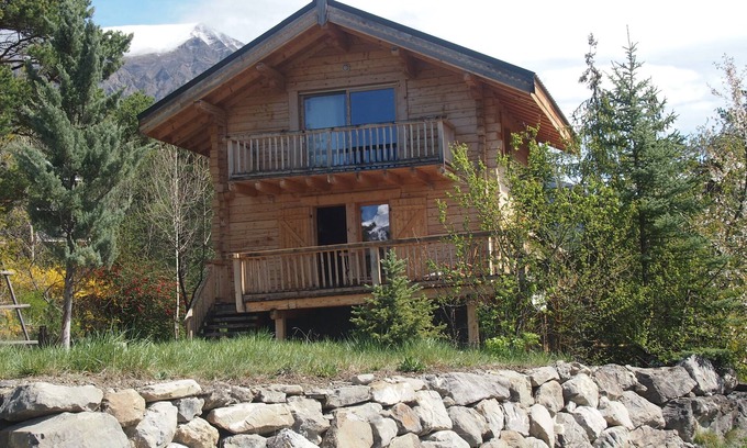 Faucon-de-Barcelonnette Ski Chalet | Scenic Chalet with Stunning Views and Pool Access