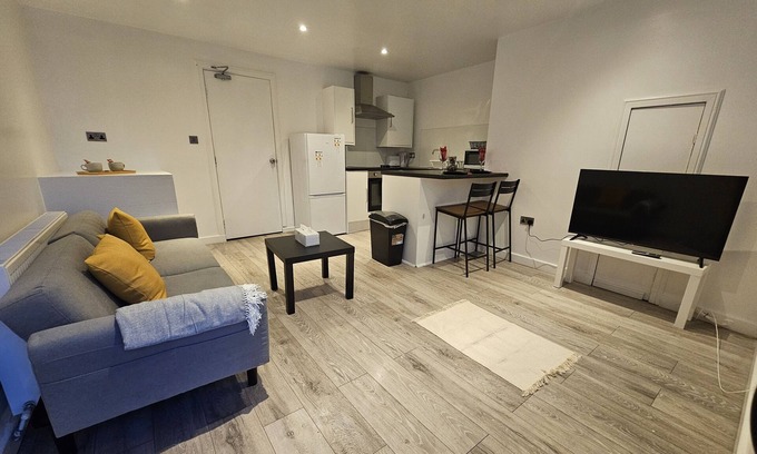 Huddersfield Apartment | Cozy 1-Bed Apartment in Huddersfield - Child Friendly Stay