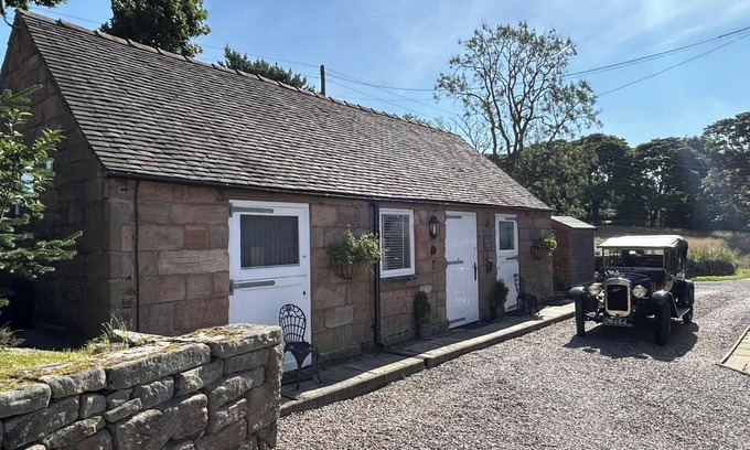 Cauldon Low House | Cozy Barn Retreat at Alton Towers with Pet-Friendly Perks