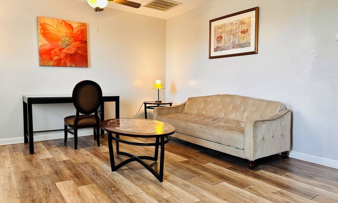 Winchester Apartment | Charming 1-bedroom apartment with AC, WiFi in pleasant Winchester pet-friendly
