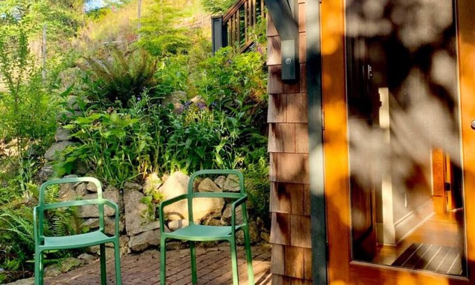Bowen Island Condo | Beautiful Hilltop King Suite with Kitchen & Breakfast