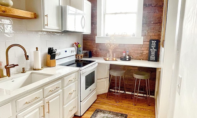 Historic District - North Condo | Charming 1-bedroom condo in enchanting Savannah on Historic Square