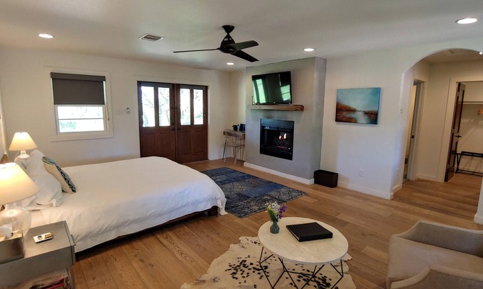 Kyle Hotel | Charming 1-bedroom cottage nestled in the Texas Hill Country on 88-acres located in Kyle Texas.