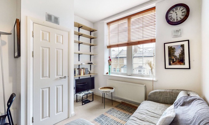 Syon Apartment | Cozy 1 Bedroom Flat with Parking in Brentford, Ideal for Families