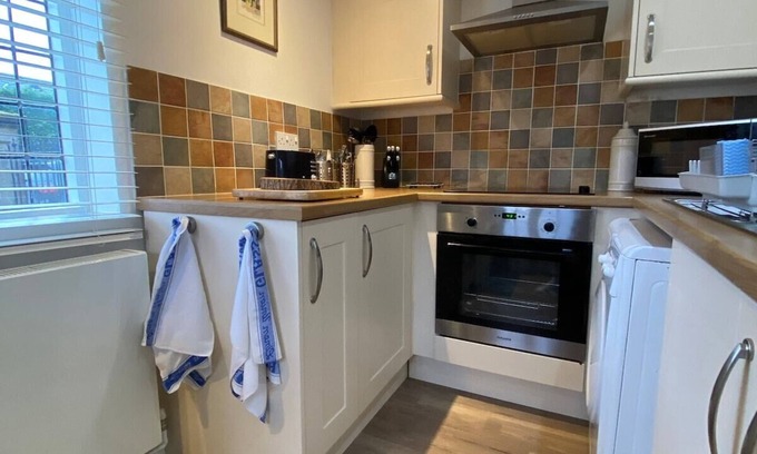 Sherington House | Inviting 1 Bedroom Maisonette with Breakfast & Kitchen