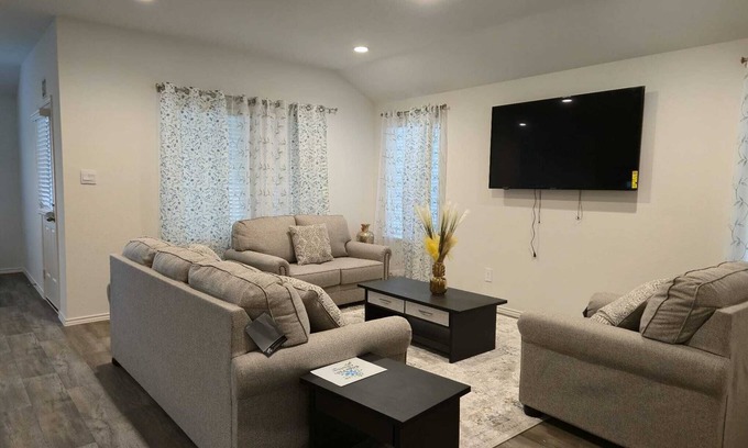 Rosenberg House | Charming 1-bedroom house in pleasant Richmond with WiFi, AC