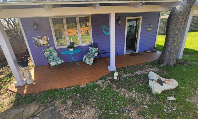 Shady Hollow House | Charming 1-bedroom house with WiFi, AC in lovely South nAustin