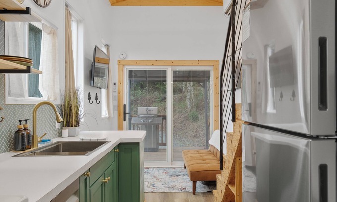 Kelso House | Charming 1-bedroom tiny house in Kelso with HOTUB,A/C, & WIFI