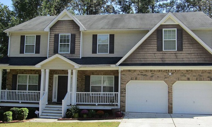 Clarkdale House | Charming 1-bedroom space with living room WiFi and AC in a shared space.