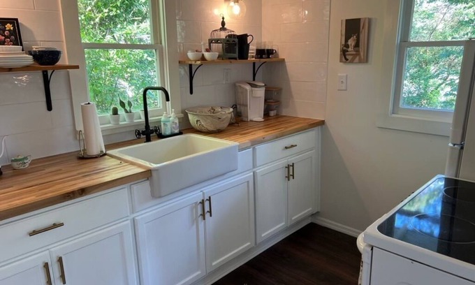 Avondale Cottage | Charming 1-bedroom cottage with AC, WiFi in quaint Avondale area of Jax.