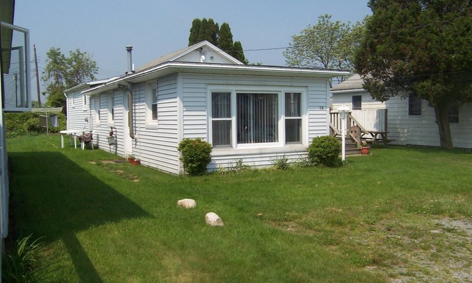 Narragansett Cottage | Charming 1-bedroom cottage in beautiful Narragansett with AC, WiFi