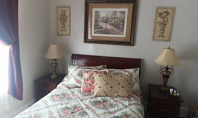 Quincy House | Charming 1-bedroom within an historic mansion with WiFi, AC in Quincy