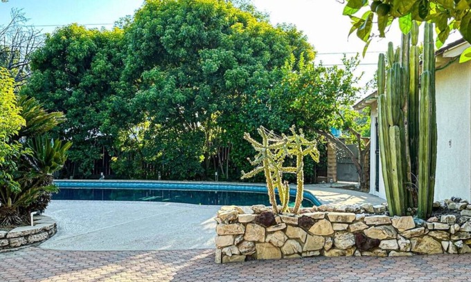 Agua Dulce House | Pet-Friendly Poolside Retreat with Breakfast - Lou2-Bur