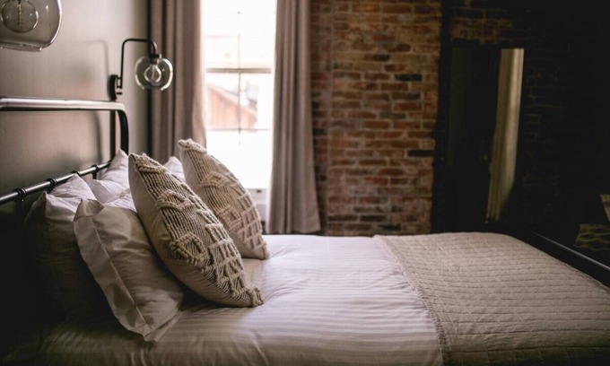 Jacksonville Hotel | Relax in the Queen Guest Room at The Jacksonville Inn