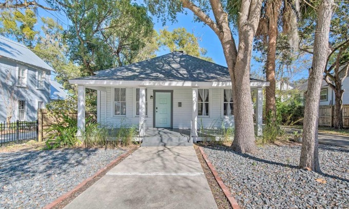 Historic District House | Historic 100-Year-Old Home Near Downtown with Spa Access