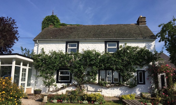 Penrith Cottage | Quaint 18th Century Oak-Beamed Cottage by a Serene River
