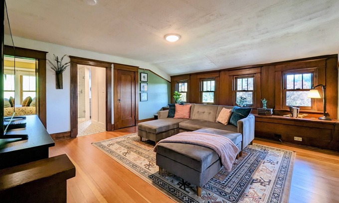 Newberg House | Exceptional 19th Century Craftsman for Groups by the Ocean