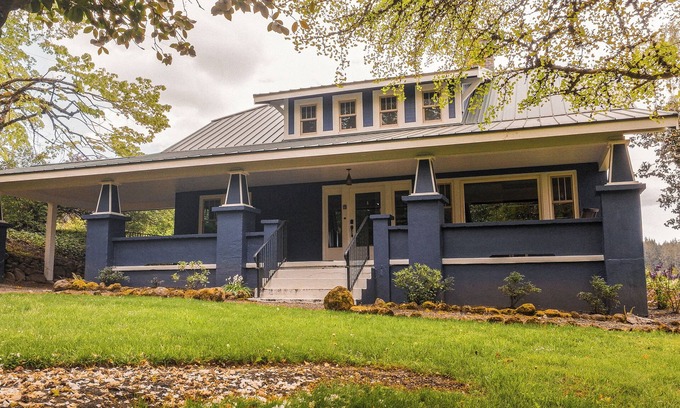 Newberg House | Charming 19th century craftsman designed for mid-sized groups.