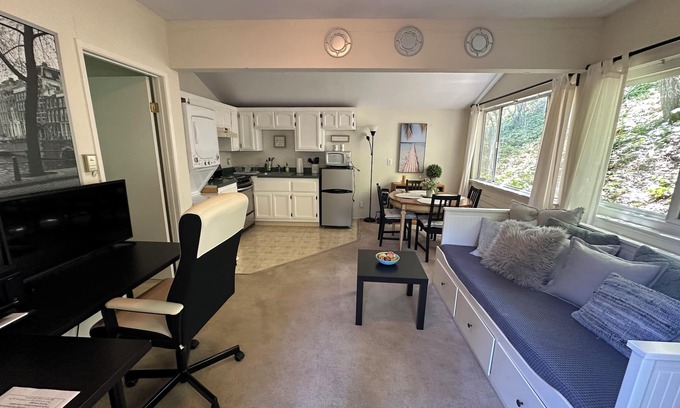Northwood - Tara House | Immaculate 1BR Guest House with Spa & Breakfast in Orinda