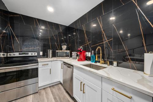 Houston Heights Apartment | Cozy 1BR Heights Apartment with Pool & Pet-Friendly Options