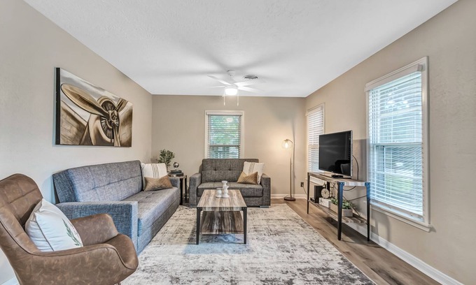 College Station House | Cozy Cottage-Style Retreat Near Texas A&M with Top Amenities