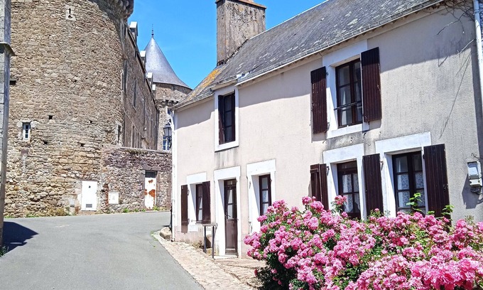 Sille-le-Guillaume House | Historic 2-Bed House with Family and Pet-Friendly Amenities