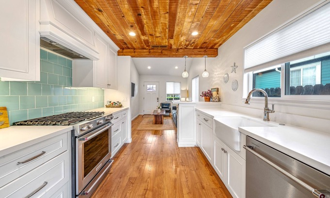 Seaside Cottage | Idyllic Oceanfront Cottage - Perfect for Couples Getaway