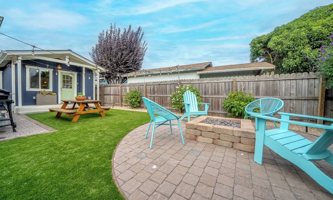 Seaside House | Charming 2 BDR Seaside Cottage – 5 Min to Beach!