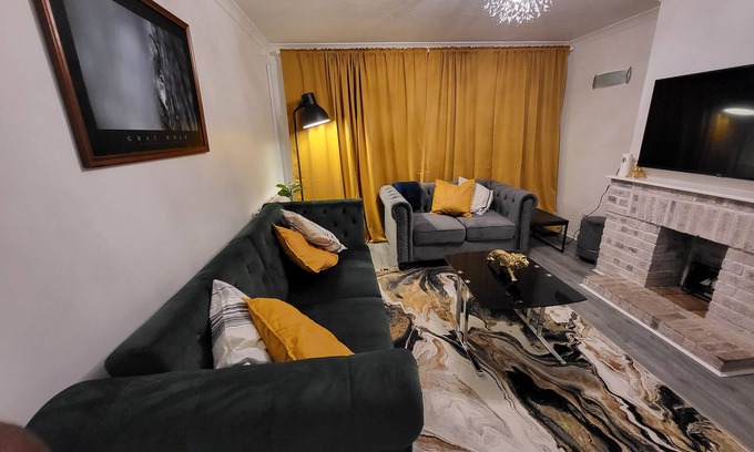 Grays Apartment | Cozy 2-Bed Apartment in Grays with Kitchen and Breakfast