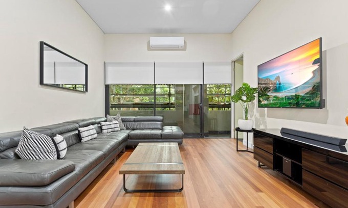 Stanmore Apartment | Cozy 2-Bed Apartment with Balcony and Wheelchair Access