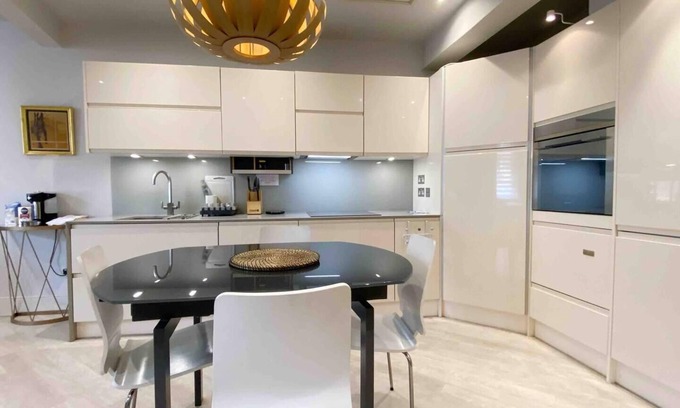 Vincent Square Apartment | Modern 2-Bed Apartment with Spa & Hot Tub in Central London