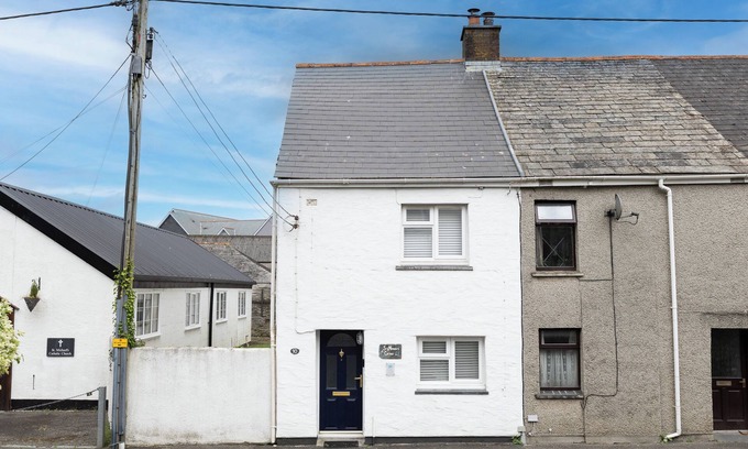 Wadebridge House | Cozy 2-Bed Cottage with Ocean View between Rock & Padstow