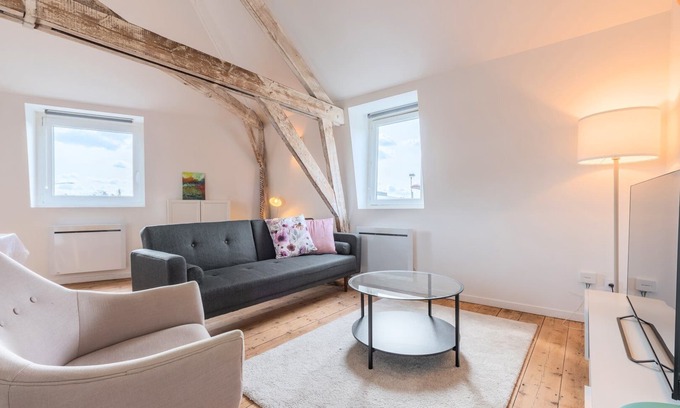 Marcq-en-Baroeul Apartment | Cozy 2-Bedroom Apartment with Spa and Breakfast in Nice