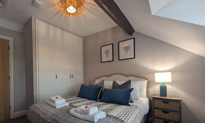 Mickle Trafford Cottage | Inviting Chocolate Box Cottage near Chester - Pet Friendly Getaway