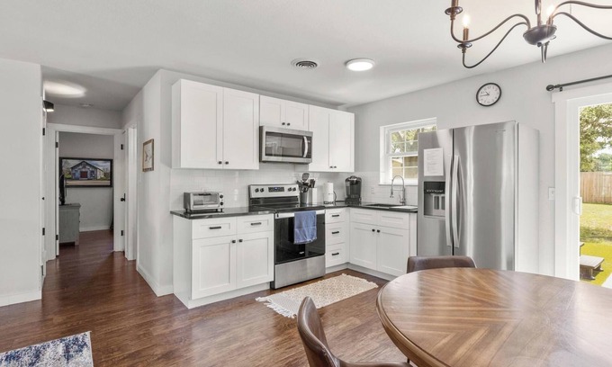 Dripping Springs House | Charming 2-bedroom house + Guest House. Walk to Donwntown Dripping Springs w/SPA
