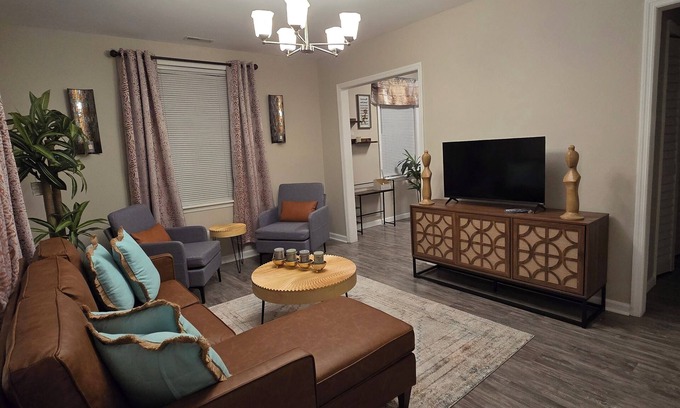 North Charleston House | Charming 2-bedroom house with WiFi and AC and Large yard in North Charleston