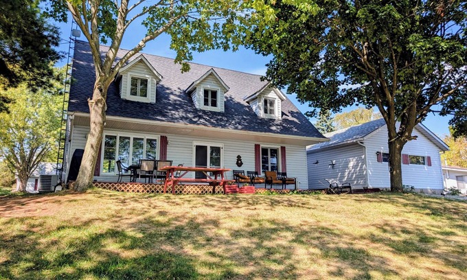 Greater Napanee House | Charming 2-bedroom All secession duplexhouse in Greater, Napanee with AC,