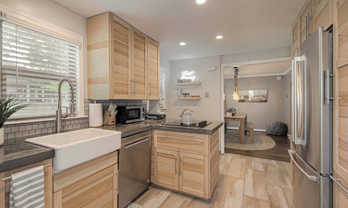 Prairie Village Cottage | Charming 2-bedroom cottage near Prairie Village Shops