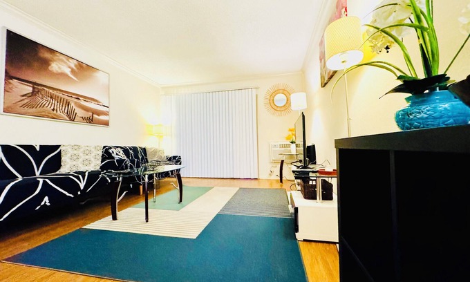 Marina Peninsula Apartment | Charming 2-bedroom apartment with WiFi in fabulous Marina del Rey