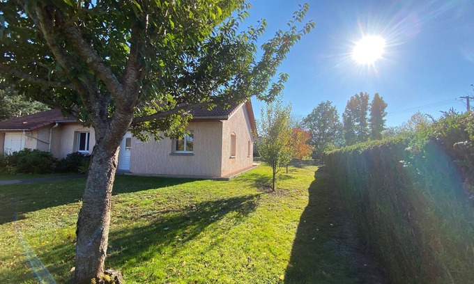 Mesnil Sous Les Cotes Cottage | Cozy Gite Saint-Léonard: Family-Friendly Retreat with Spa