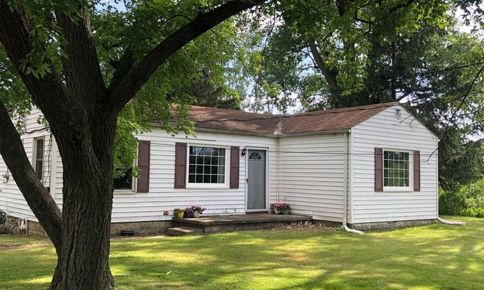Bowling Green House | Charming 2-bedroom house just outside Bowling Green with optional Spa services