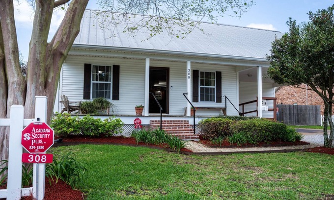 Breaux Bridge House | Charming 2-bedroom house in fabulous Breaux Bridge with WiFi, AC