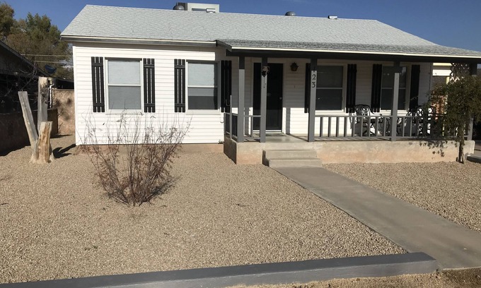 Wickenburg House | Beautiful 2 Bedroom Home with Kitchen & Breakfast Included