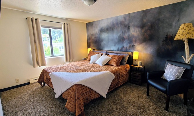 Deadwood Condo | Charming 2 bedroom/2 bath condo with full kitchen, 3 TV's, AC, WiFi & more.