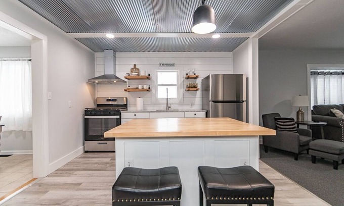 Willoughby House | Beautiful 2 Bedroom Home with Kitchen & Breakfast Included