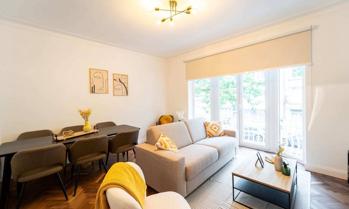 Statiekwartier Apartment | Charming 2-Bedroom Apartment for 7 in Antwerp